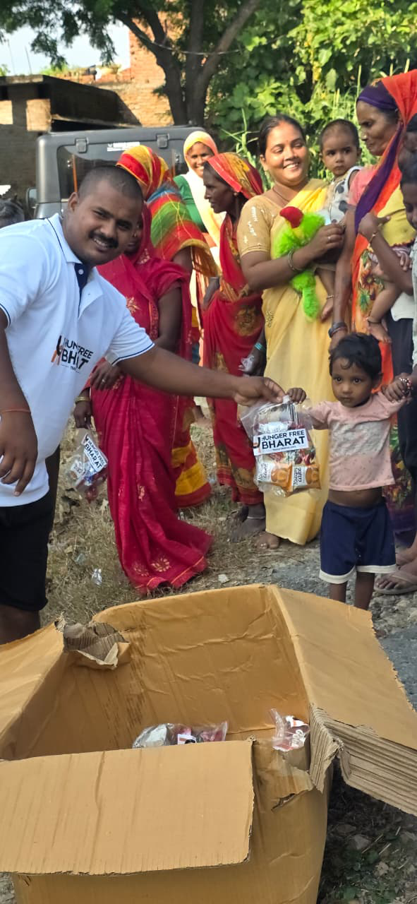 Snack packets reach Kushinagar families